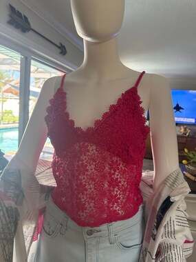 H&M Red Floral Lace Cropped Cami Top